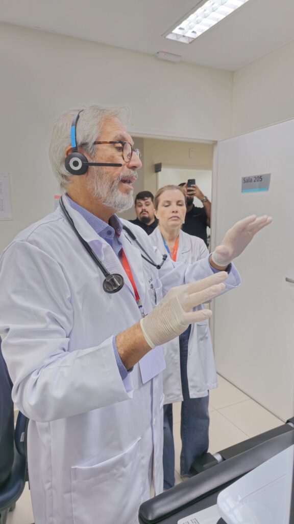 Médicos participando de curso de cardiologia do Ensino Limiares com treinamento prático em diagnóstico cardiovascular.